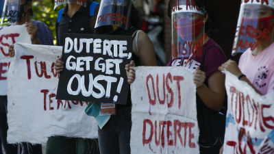 Demonstranter håller upp plakat som kräver president Rodrigo Dutertes avgång.