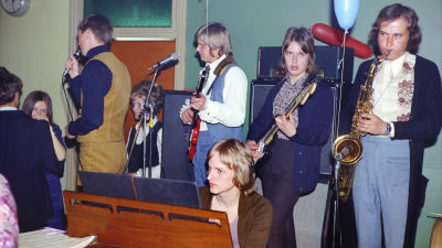 Lovisabandet Unipower uppträder i Kapellet i Lovisa cirka 1971-72. Från vänster Bo-Magnus Grönqvist, Christer Johansson, Tommi Hellstén, Henrik Gissler, Bertel Mårtenson och utanför bilden Timo Havela.