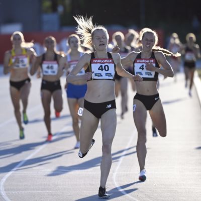 Viola Westling tar hem ett 800-meterslopp.