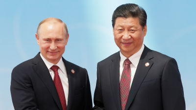 Rysslands president Vladimir Putin skakar hand med Kinas president Xi Jinping.