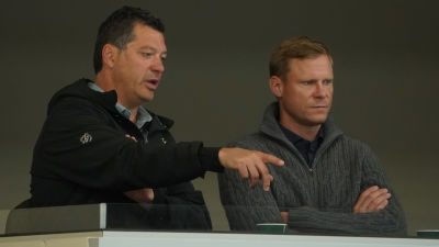 Minnesotas general manager Bill Guerin och Mikko Koivu följer spelare under träningslägret.