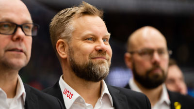 Mikko Manner ler på Kärpäts bänk 2020.