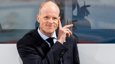Toni Söderholm ser fundersam ut.
