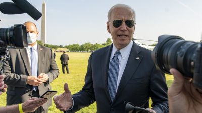 Joe Biden talar med journalister.