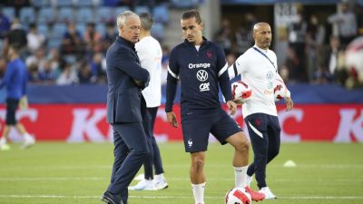 Didier Deschamps talar med Antoine Griezmann.