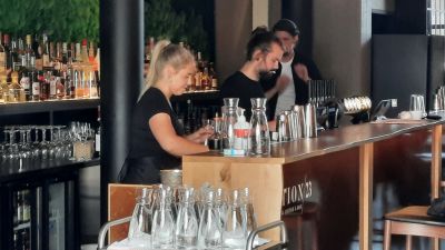 Personer som jobbar i en bar.