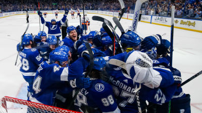 Tampa Bay Lightningin pelaajat halaavat toisiaan maalin luona voitettuaan ottelun