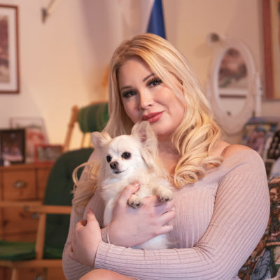Elena Vikström ja hänen koiransa henkilökuvassa.