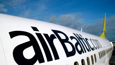 Air Baltic flygplan i närbild.