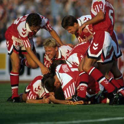 Danmarks spelare i en stor hög efter 1-0-målet i EM-finalen 1992.