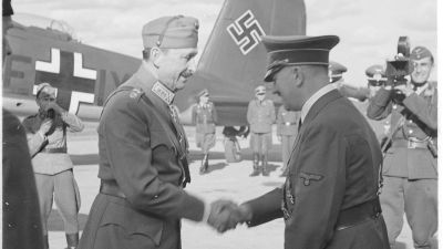 C.G.E. Mannerheim skakar hand med Adolf Hitler under Mannerheims 75-årsdag den 4 juni 1942.