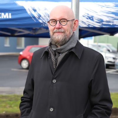 Tieteen puolestapuhuja Esko Valtaoja nostaa kulttuurileikkauksille keskisormea