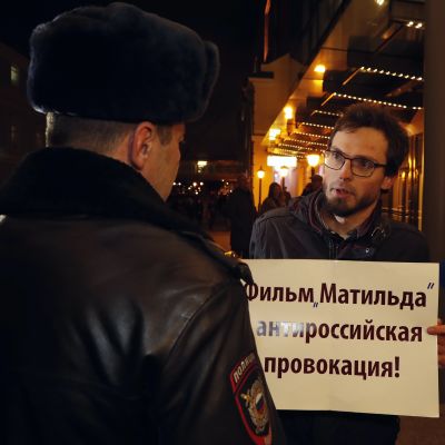 Sju demonstranter greps då Matilda hade premiär i Moskva. 