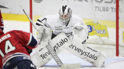 Andrej Karejev har blicken fäst på pucken.
