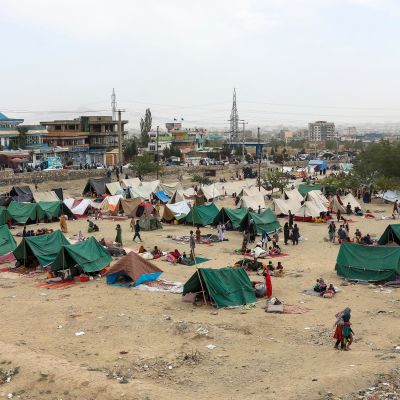 Maan pohjoisista osista Talibania paenneita perheitä leiriytyneenä puistoon Kabulissa, Afganistanissa 14. elokuuta 2021