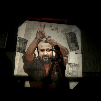 En väggmålning av den kände palestinska ledaren och politiska fången Marwan Barghouti som var en av dem som deltog i hungerstrejken