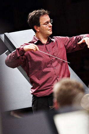 RSOn kanssa Japanissa 2006. Sakari Oramo johtaa Radion sinfoniaorkesteria Japanissa 2006