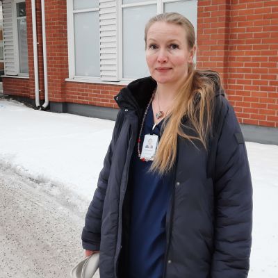 Heli Ahjoniemi (VF) utanför hälsostationen i Högfors.