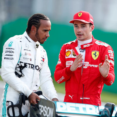Hamilton och Leclerc pratar med varandra. 