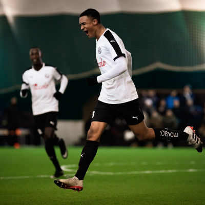 Momodou Sarr firar ett mål i en cupmatch mot RoPS i februari.
