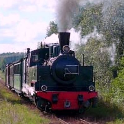 Höyryveturi puksuttaa pitkin kapearaiteista rauatielinjaa