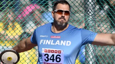Frantz Kruger kastar diskus i Sverigekampen.