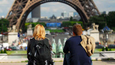 Unga tittar på Eiffeltornet i Paris.