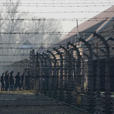 Besökare vid Auschwitz-Birkenaus i Oswicim i Polen.