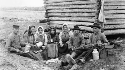 Människor i Övermark kyrkby, ca 1910.