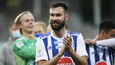Tim Sparv klappar händerna efter ren match.
