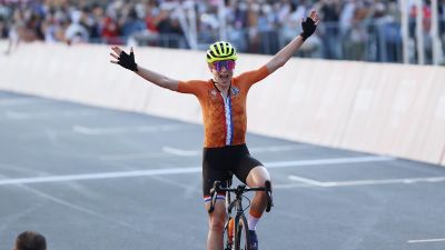 Annemiek van Vleuten sträcker armarna i luften.