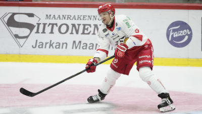 Olavi Vauhkonen glider på isen.