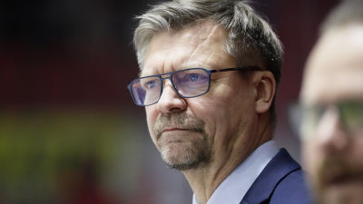 Jukka Jalonen ser bestämd ut