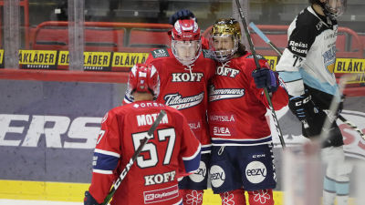 Johan Motin, Teemu Tallberg och Alex Broadhurst firar HIFK:s mål.