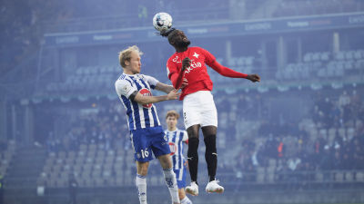 HIFK:s Kei Kamara kämpar i en nickduell.