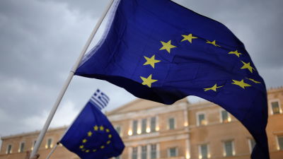EU:s flagga utanför det grekiska parlamentet
