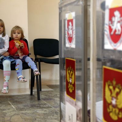 Barn utanför vallokal i Simferopol på Krim den 14 september 2014.