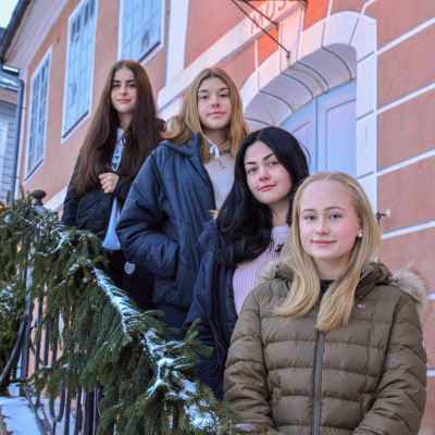  Selma Lepistö, Frida-Karin Andersson, Miranda Andersin och Tindra Karlsson står på rad vid rådhusets trappor. 