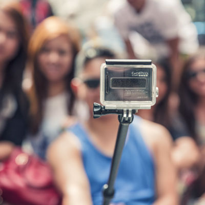 Grupps tar en selfie med en gopro-kamera.