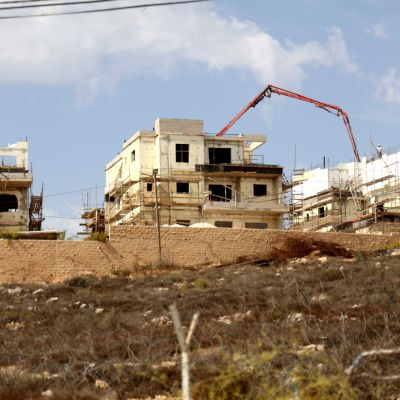 Israeliska bosättningar byggs på Västbanken. Ofärdiga hus syns på bilden.