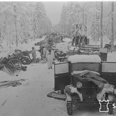 På bilden ser man vägen vid Raate där ryskt krigsmateriell blivit kvar på vägen.