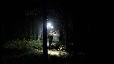 Löpare i skog.
