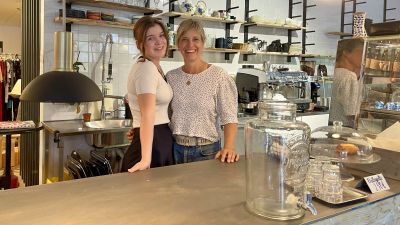 Aino Olander och Susanna Mertsalmi ler mot kameran.