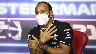 Lewis Hamilton talar på presskonferens.