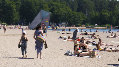 Människor solar på stranden i Solvik.