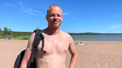 En man på en strand.