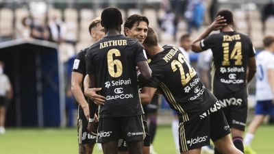 SJK firar mål.