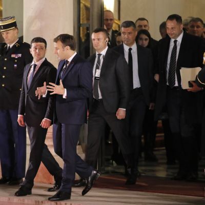 Vankien vaihdosta neuvoteltiin valtionpäämiesten kesken Pariisissa 9. joulukuuta. Kuvassa Ukrainan presidentti Volodymyr Zelenskyi (2. vasemmalta) ja Ranskan presidentti Emmanuel Macron (3. vasemmalta).