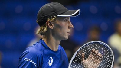 Emil Ruusuvuori spelar tennis.