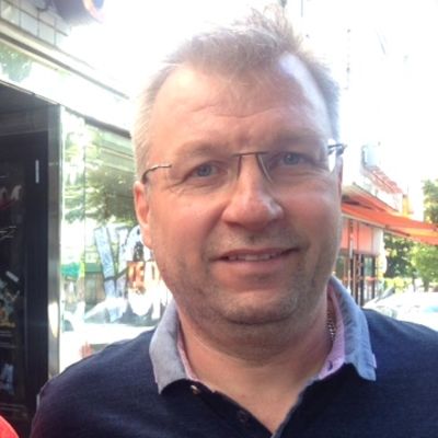 yrittäjä nina puntti ja yrittäjä juha tynninen seisovat kesällä kouvolan keskustassa